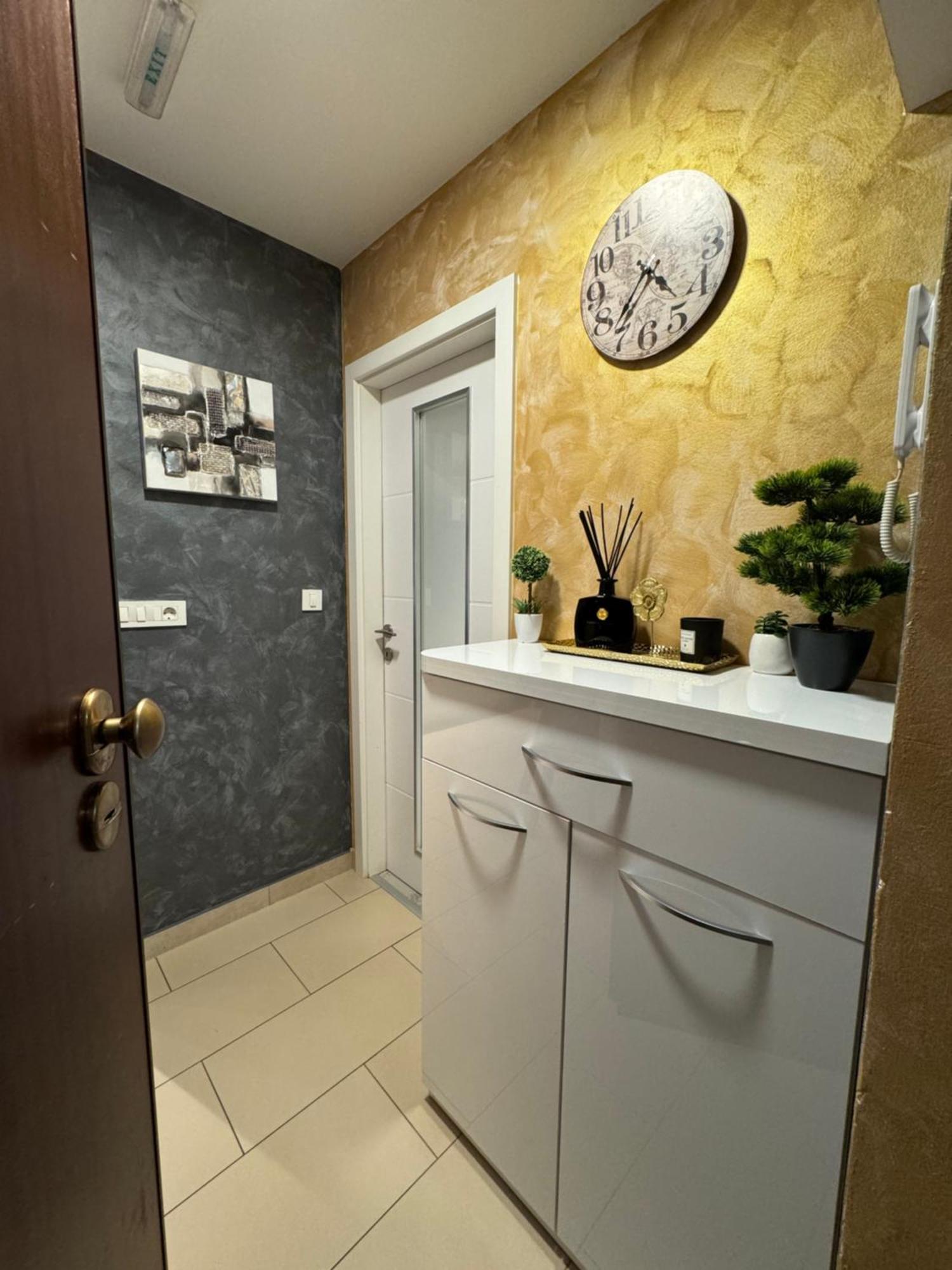 Apartment Astra With Private Parking สปลิท ภายนอก รูปภาพ