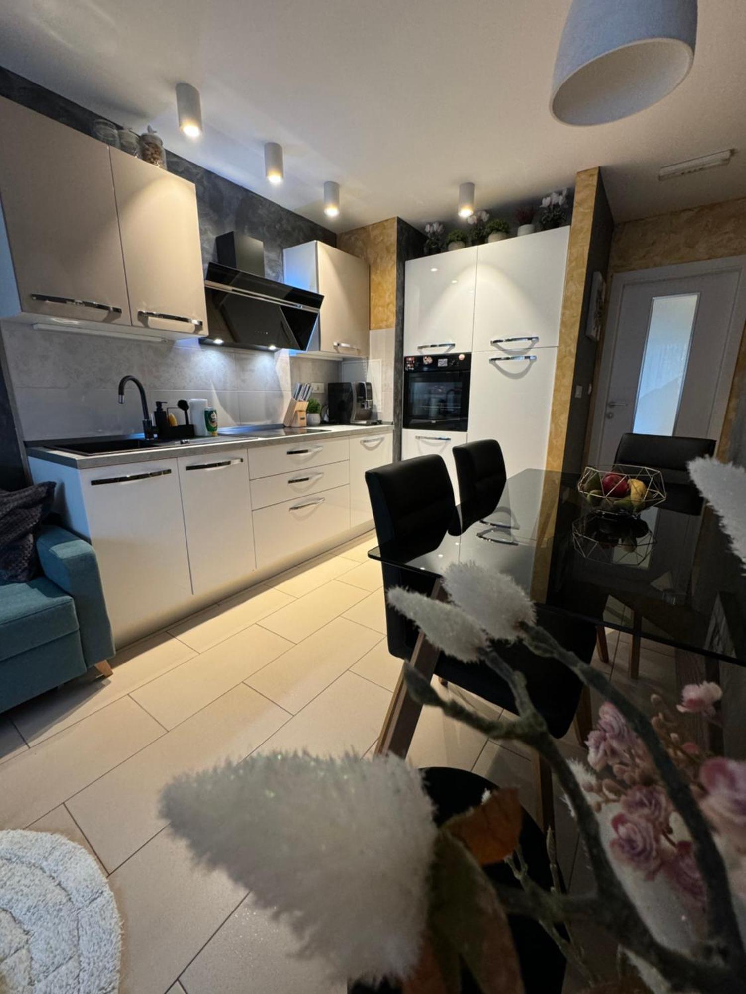 Apartment Astra With Private Parking สปลิท ภายนอก รูปภาพ