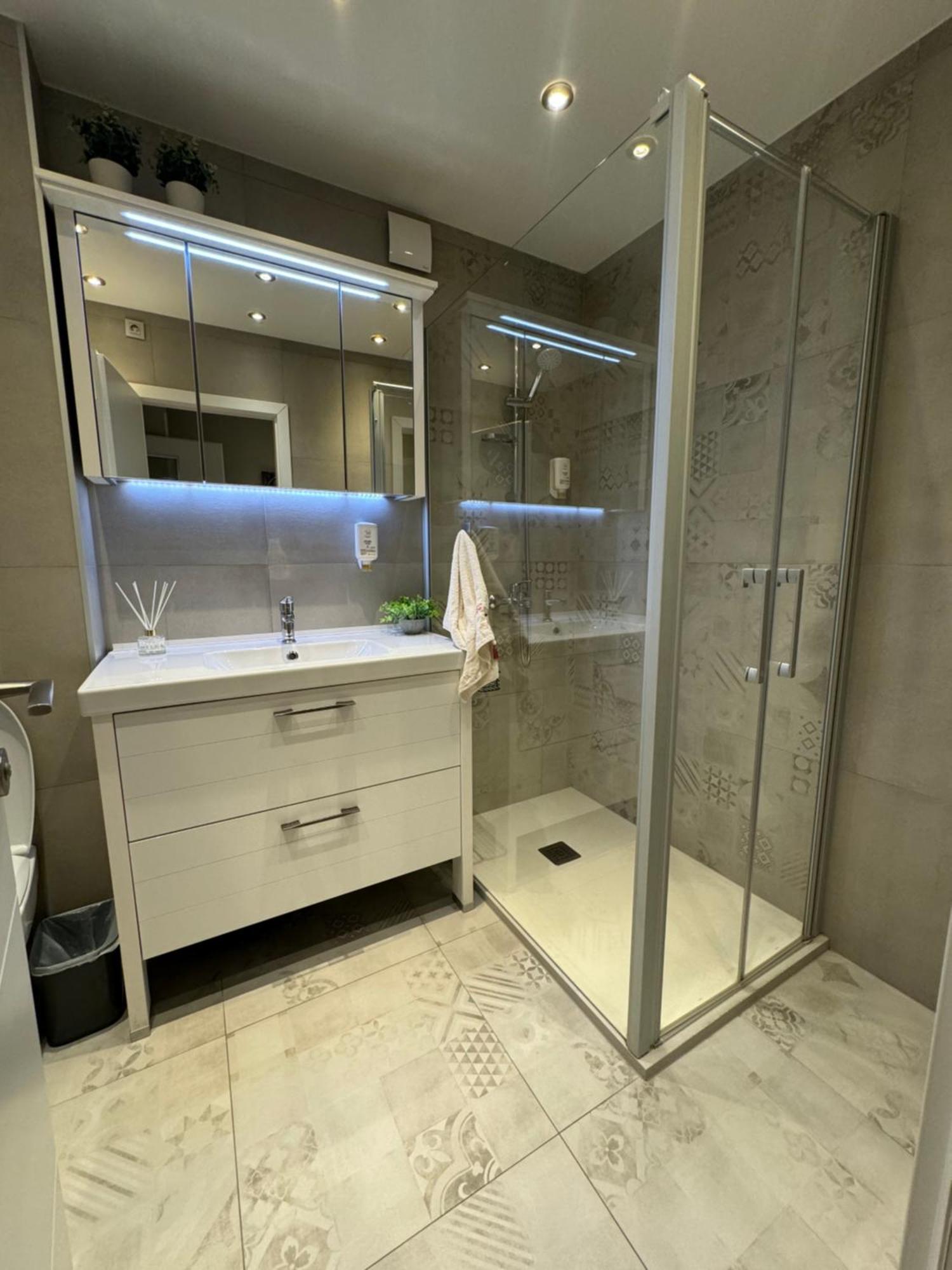 Apartment Astra With Private Parking สปลิท ภายนอก รูปภาพ