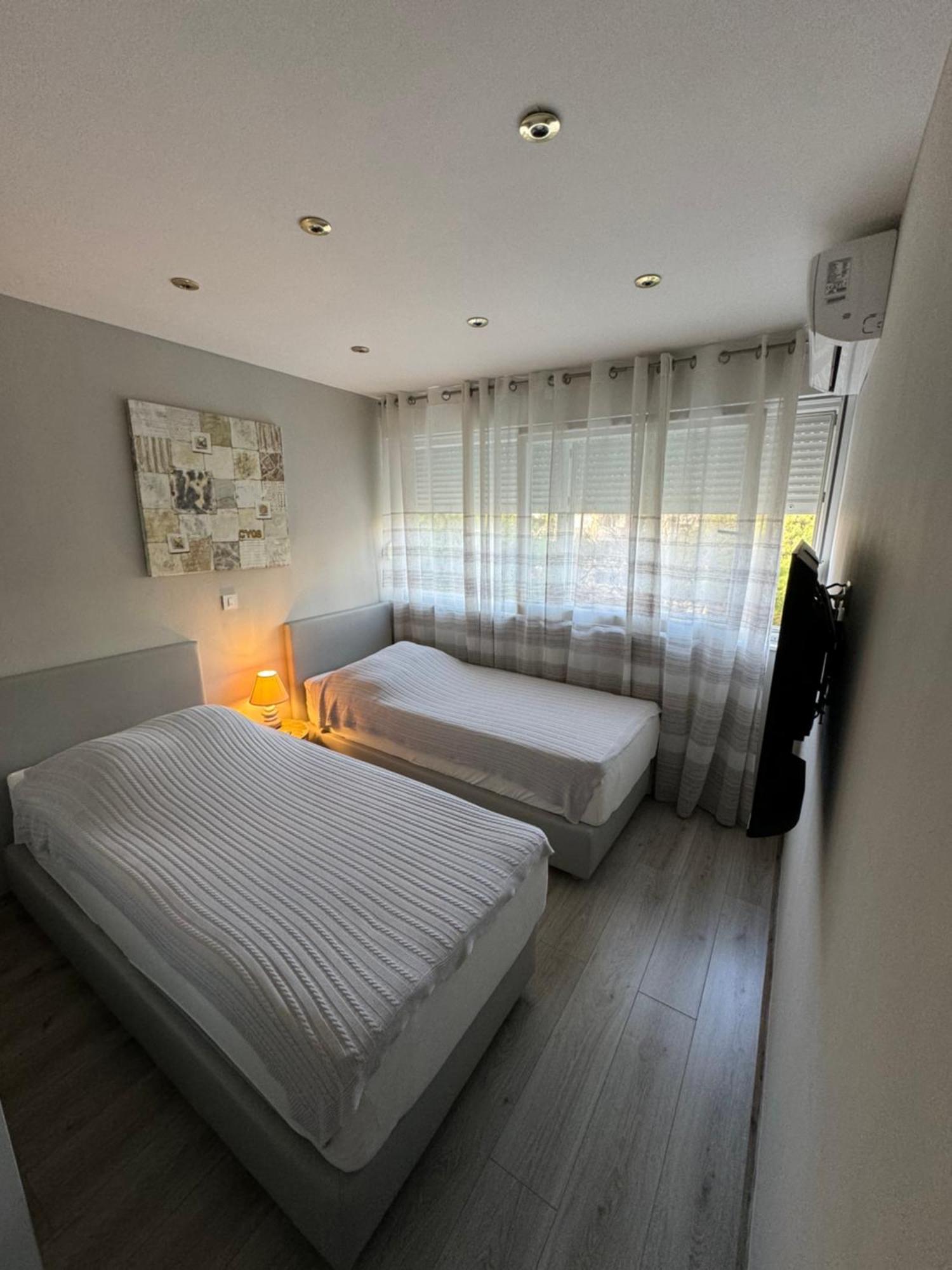 Apartment Astra With Private Parking สปลิท ภายนอก รูปภาพ